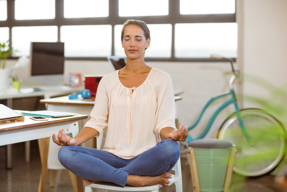 yoga pose en position assise