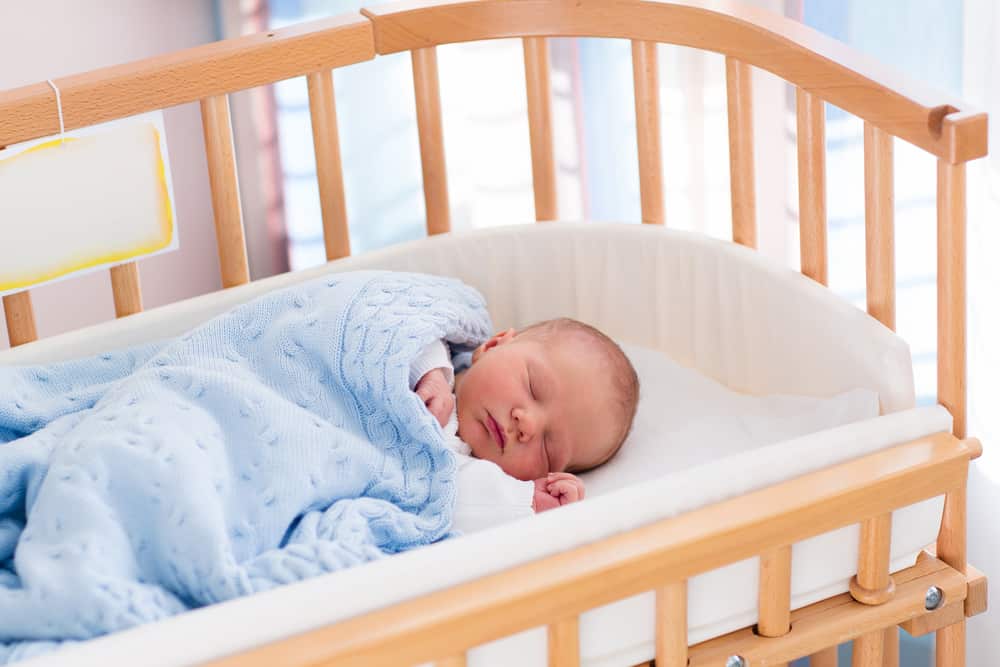 le danger des bébés qui dorment avec des couvertures