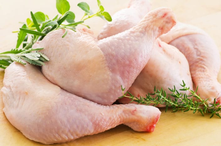 La viande de poulet n'est pas encore cuite