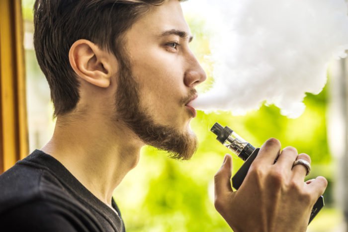 danger de fumée de vape pour les gens autour