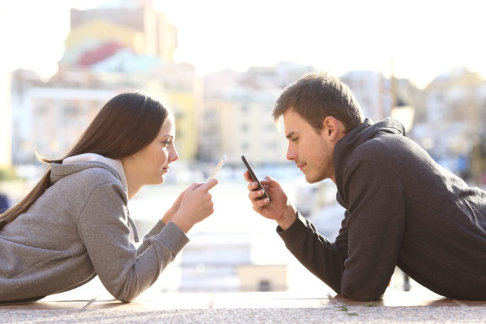 jouer aux téléphones portables avec un partenaire