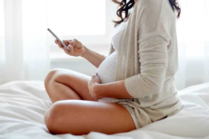 jouer au téléphone portable pendant la grossesse