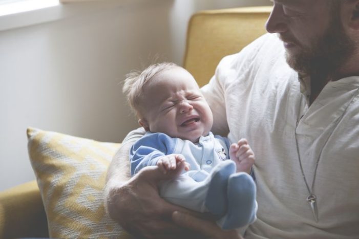 calmer le bébé en pleurant constamment
