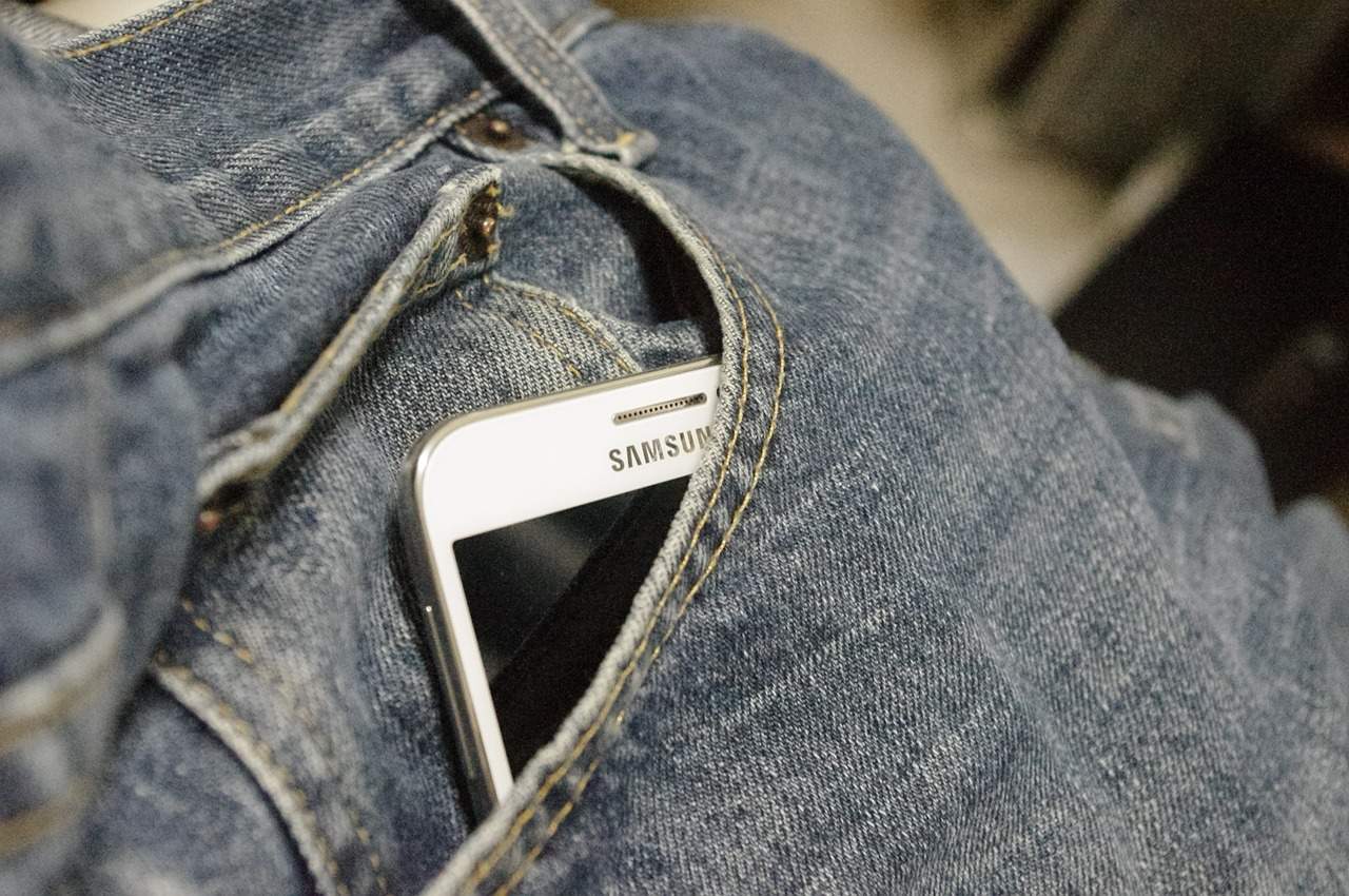 rayonnement de téléphone portable dans la poche du pantalon