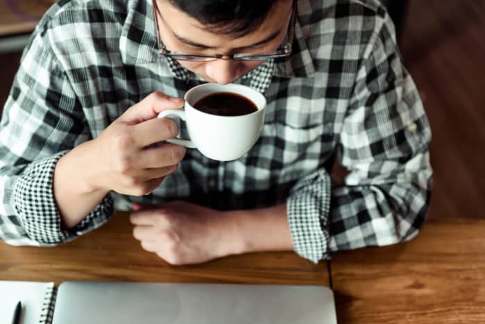 boire du café est encore endormi