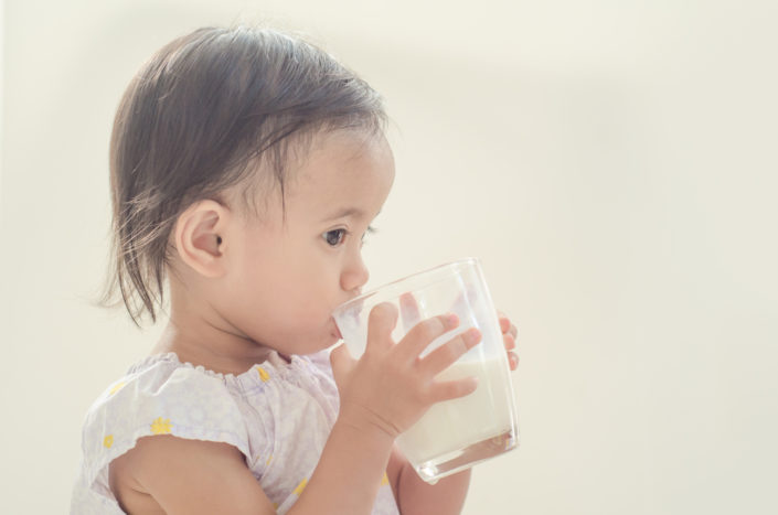 boire du lait en utilisant un verre