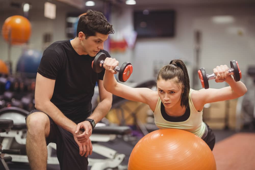 les avantages des entraîneurs personnels dans le gymnase