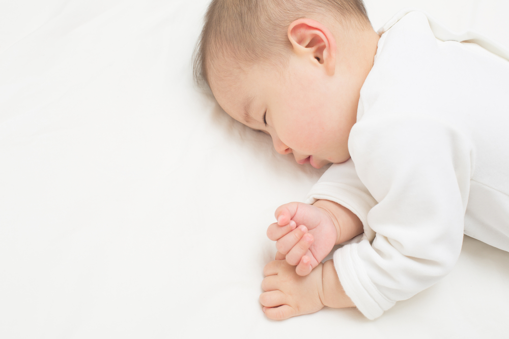 bébé dort après le vaccin