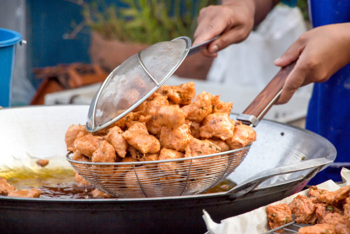 les aliments frits causent des maux de tête