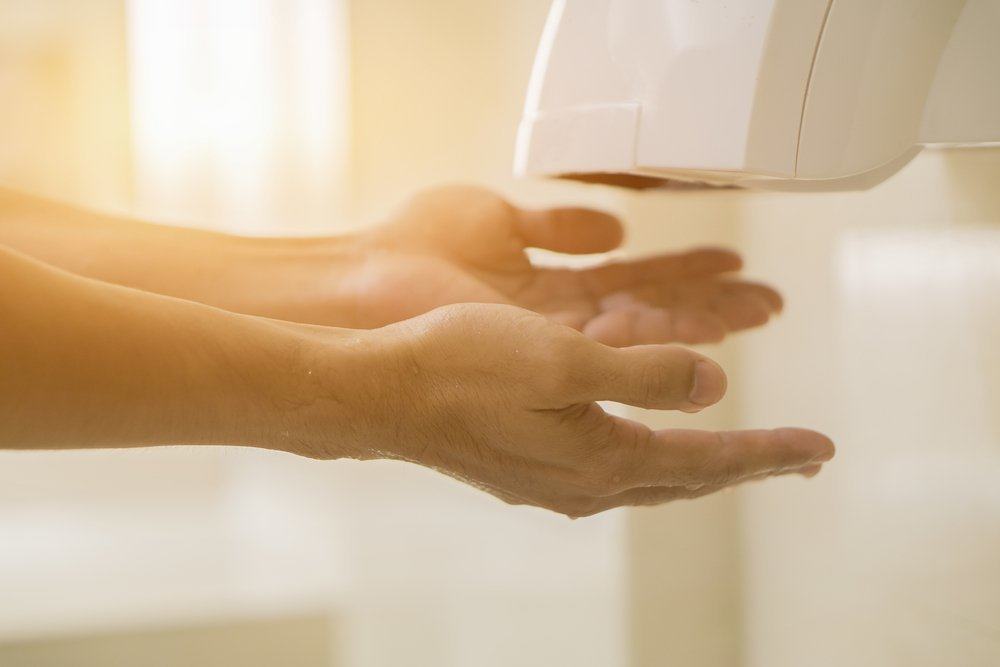 Séchage des mains avec une machine à sécher au lieu de répandre plus de germes