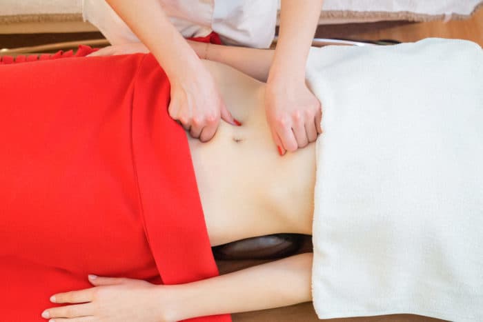 danger de massage abdominal; risque de massage de l'estomac