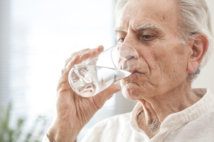 les personnes âgées boivent trop d'eau