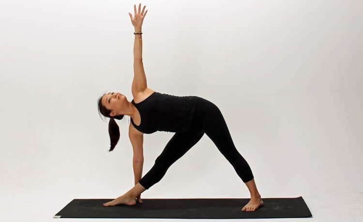 pose de yoga triangle